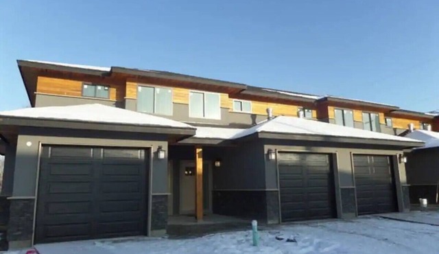 Spacious modern townhouse in central Dawson Creek