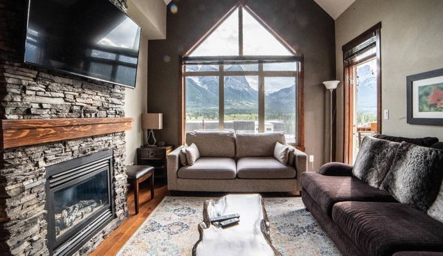 Spacious Penthouse Suite-King Beds-Pool & Hot Tub Open