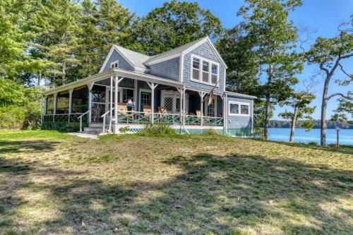 Spacious Waterfront Estate & Cabins W/Porch, Fireplace, Kayaks & Free WiFi