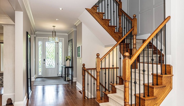 Steps to lake In Barrie w/Pool & hot tub - Perfect for Families!