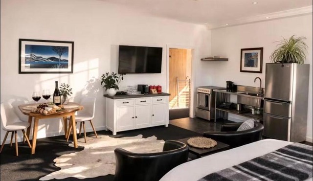 Studio 5- Stylish Stay with Mountain Vista