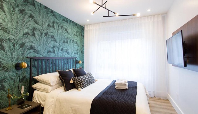 Studio Palms Steps from JeanTalon Market Full Bath by Den Stays