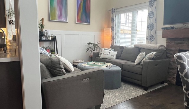 Stunning Muskoka Oak Bay Golf Course - Port Severn Townhouse sleeps 8 free wifi