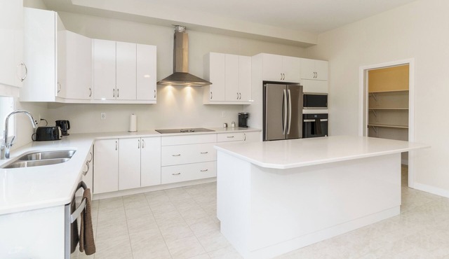 Stunning New 4BR ~ WiFi ~ 4 Parking ~ Near Lake