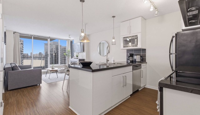 Stylish 3BR Downtown Vancouver Condo with Pool & Gym