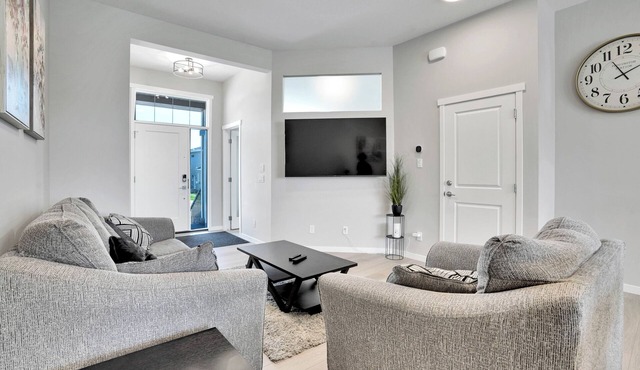 Stylish 4BR/5BD/2.5BT/AC/Remote Work Setup/Indoor Games & Lake Access