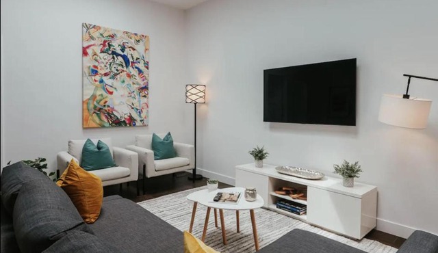 Stylish and bright 2bdr near St-Hubert Plaza