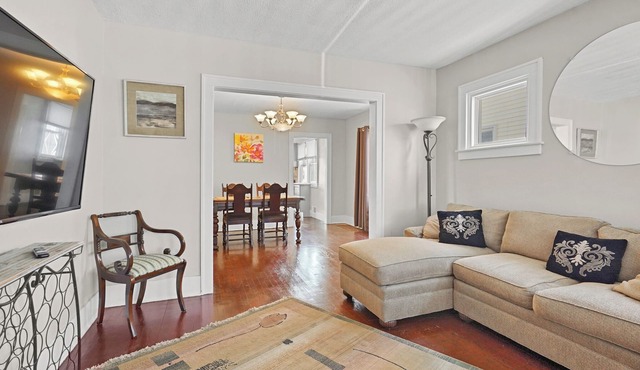 Super Cute & Comfy Home in Ferndale with 2B, 2Full Bath, Big TV, Porch, AC, WiFi