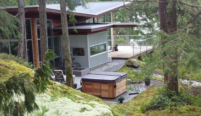 The Aerie- A Glazed Modern Treehouse