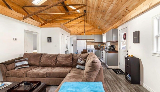 The County Cabin: Comfy stay near Sandbanks