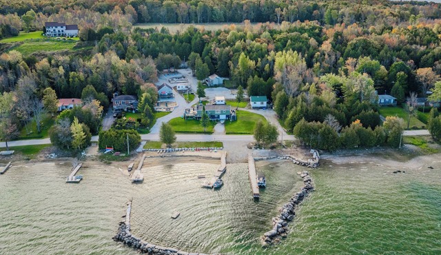 This cabin is a 2 bedroom(s), 1 bathrooms, located in Wiarton, Ontario.