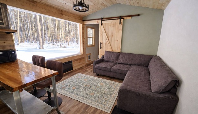 Tiny Cabin Getaway Hot Tub Overlooking the Woods