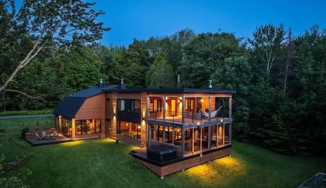 Tranquil and luminous forest retreat with swimming pond and spa!