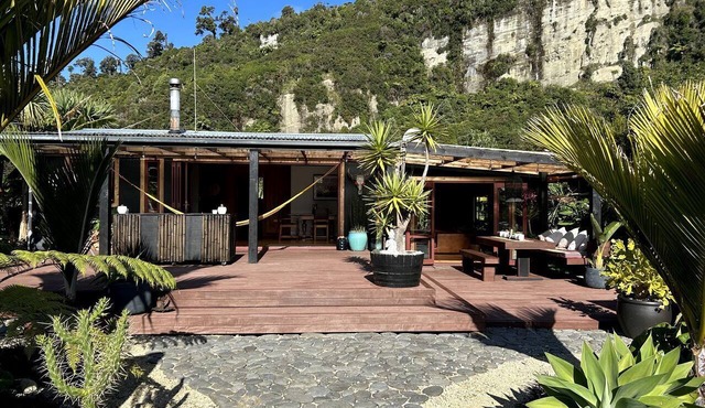 Tranquil Glamping Oasis: Luxurious Cabin on the Coast in Karamea, New Zealand