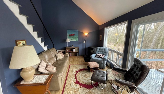 Two-bedroom cottage on quiet lake, family-friendly — kayaks, canoe (sauna avail)