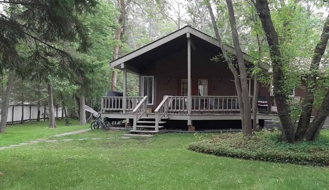 Ultimate vacation lodge in cottage country, short walk to sandy beach