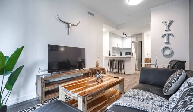 Upscale 1BR Apt with Stunning Views, near CN Tower