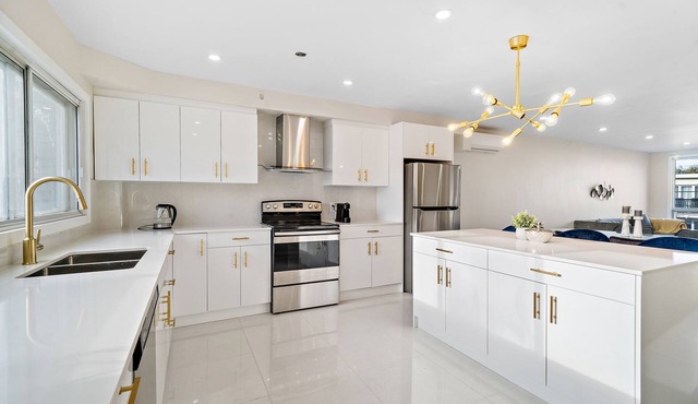 Very Large Modern 5 bedroom apartment