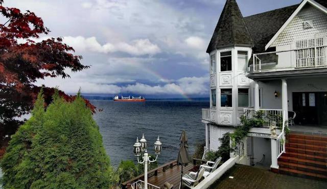 Walkon Waterfront Castle Cove Inn in Chemainus