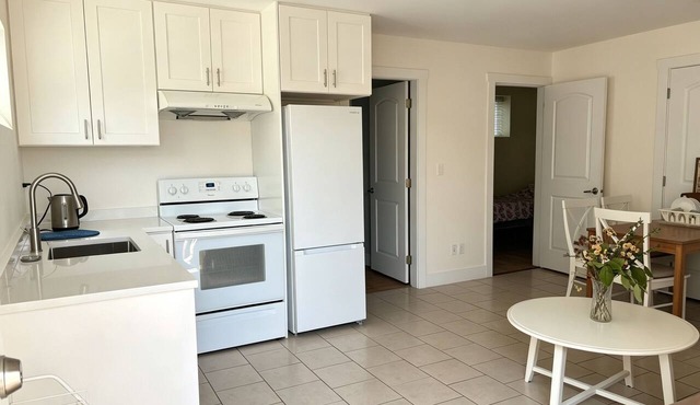 ✨ Warm & Cozy 2BR Designer Retreat in Vancouver | Free Parking | Private Entry