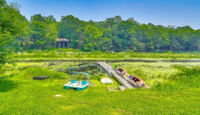 Waterfront Getaway: Sunroom, 2 Decks, Golf Course