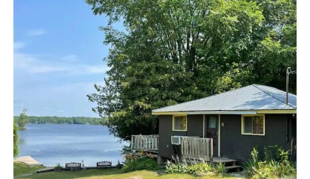 Waterfront / Private beach 4 Bedroom Lakefront Cottage