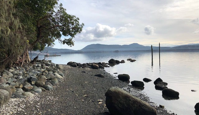 Waterfront Studio Unit with Beach Access - Sleeps 2