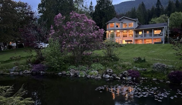 Waterfront Villa w/hot tub and private dock.