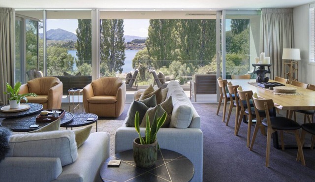 Waters Edge - Waterfront home with Spa Pool