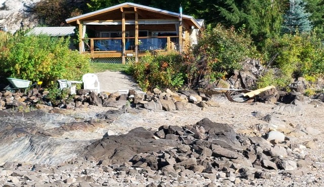 West facing Waterfront Cottage w/private beach & buoy & dock access