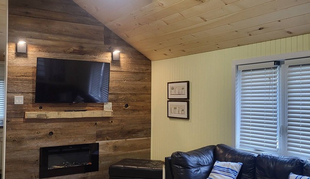 Woodland Beach Tiny/Wasaga Cottage 2 min to the beach