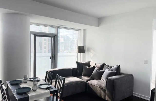 2BR Downtown Toronto Condo Steps to Union/CN Tower