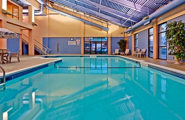 3-Star Hotel ∙ Holiday Inn Express & Suites Mississauga-Toronto Southwest, an IHG Hotel
