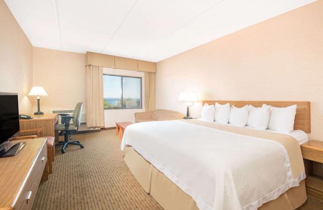 Days Inn by Wyndham Duluth Lakewalk