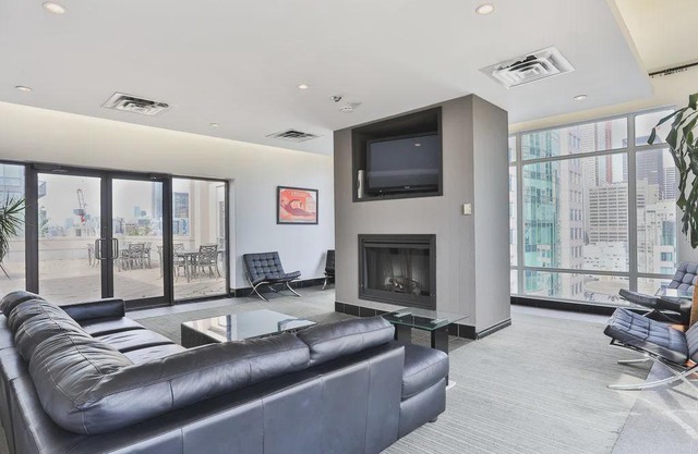 Heart of downtown Toronto, furnished 2 BR Deluxe Suite