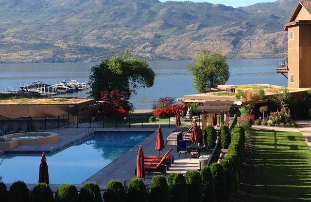 Lakefront, pool, hot tub, exc room. Book now for Aug 16