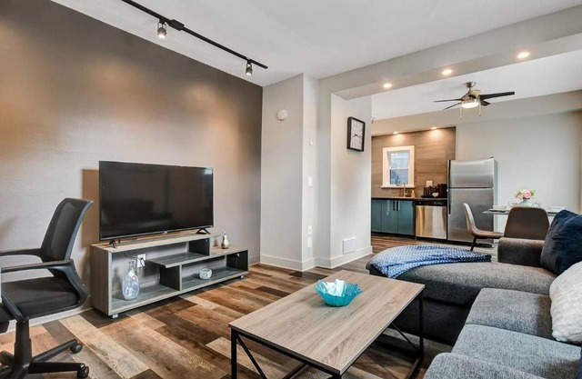 Modern / Renovated 1BR near Downtown Ottawa!