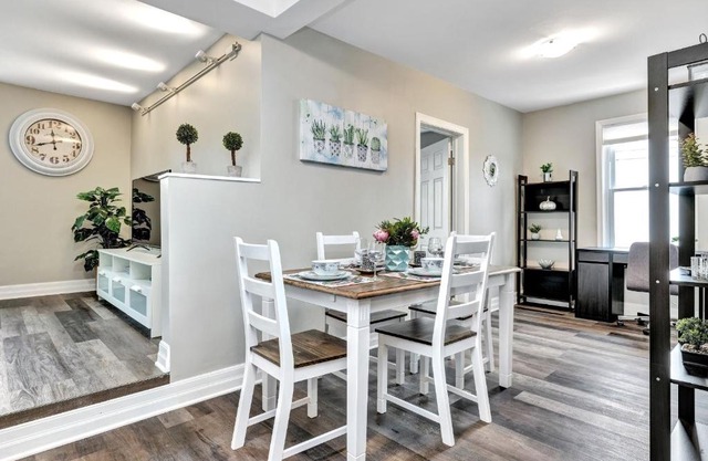 Modern/Stylish 2BR - Free Parking - Near Downtown!