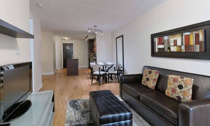 Toronto Entertainment District Apartment | 1 Bedroom/1 Bathroom Suite