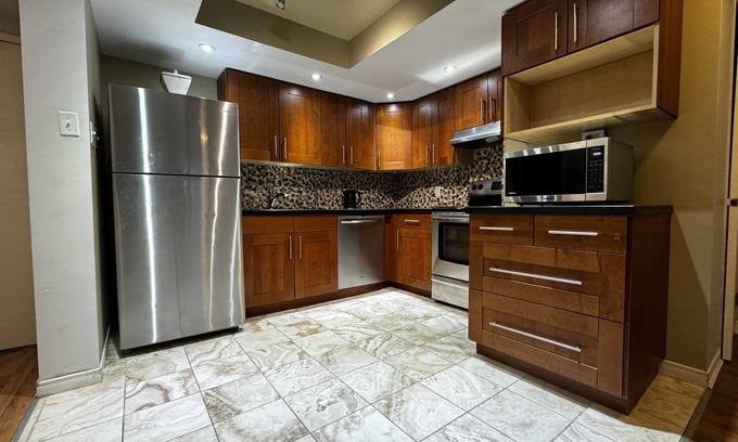 Mount Pleasant Condo | 1400sq ft Luxury Condo, minutes to Airport & Casino w/Parking & Pool