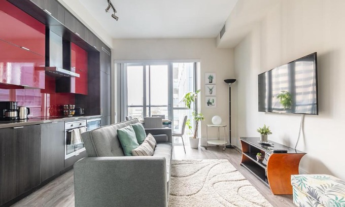Toronto Entertainment District House | 1BR Upscale Loft with Netflix -& Stunning Views of CN Tower