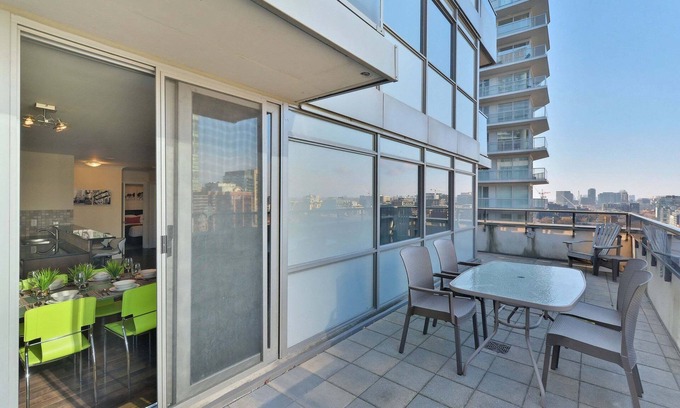 Toronto Entertainment District Apartment | 2 Bedroom/2 Bathroom Deluxe Suite
