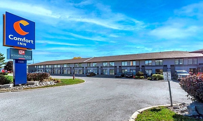 Northeast Mississauga Hotel | 2-Star Hotel ∙ Comfort Inn Airport West