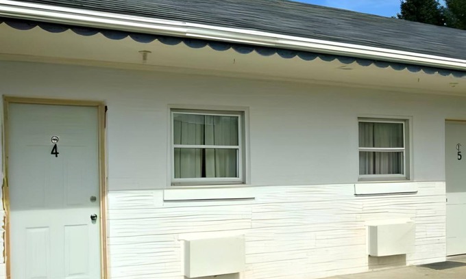 Chatham-Kent Hotel | 25 m² Motel ∙ 4 guests