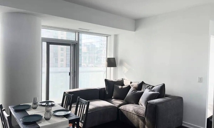 Financial District Condo | 2BR Downtown Toronto Condo Steps to Union/CN Tower