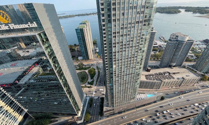Toronto Entertainment District Condo | 3 Bedroom High Rise Apartment With Lake and City View!