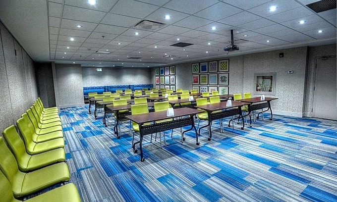 Northeast Mississauga Hotel | 3-Star Hotel ∙ Holiday Inn Express & Suites Toronto Airport West, an IHG Hotel