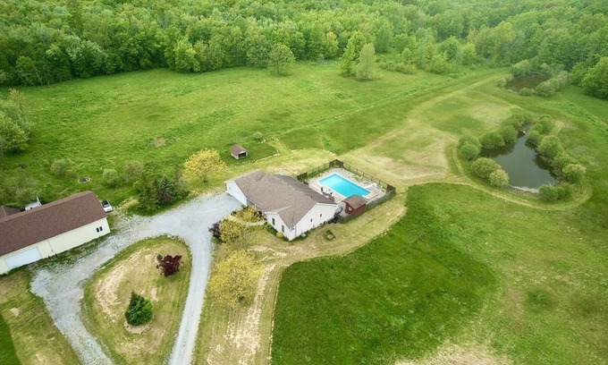 Port Colborne Cottage | 40 Acre Vacation rental Cottage with swimming pool in Niagara