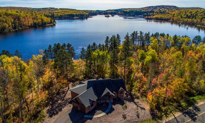 Embarrass House | 422 m² House ∙ 4 bedrooms ∙ 8 guests
