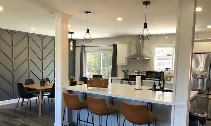 Grimsby House | 4BR+Wi-Fi+Ac+Iron+Kitchen+Washer+Free Prkng+Ntflx
